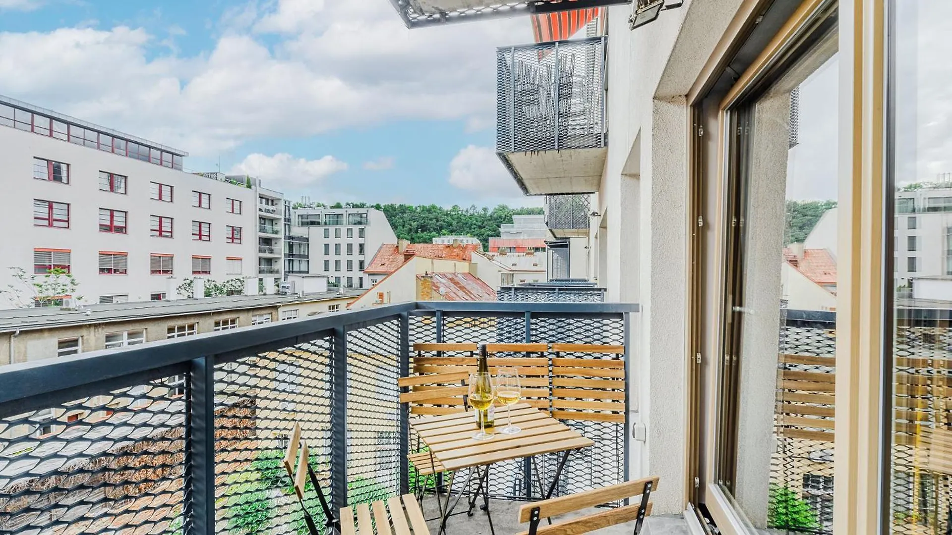 Deluxe Apartments With Balcony Near Center Prague