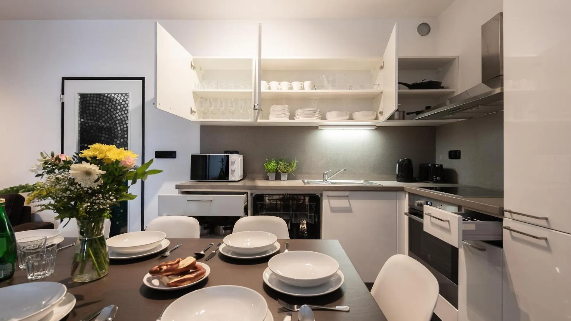 Deluxe Apartments With Balcony Near Center Prague 0*,