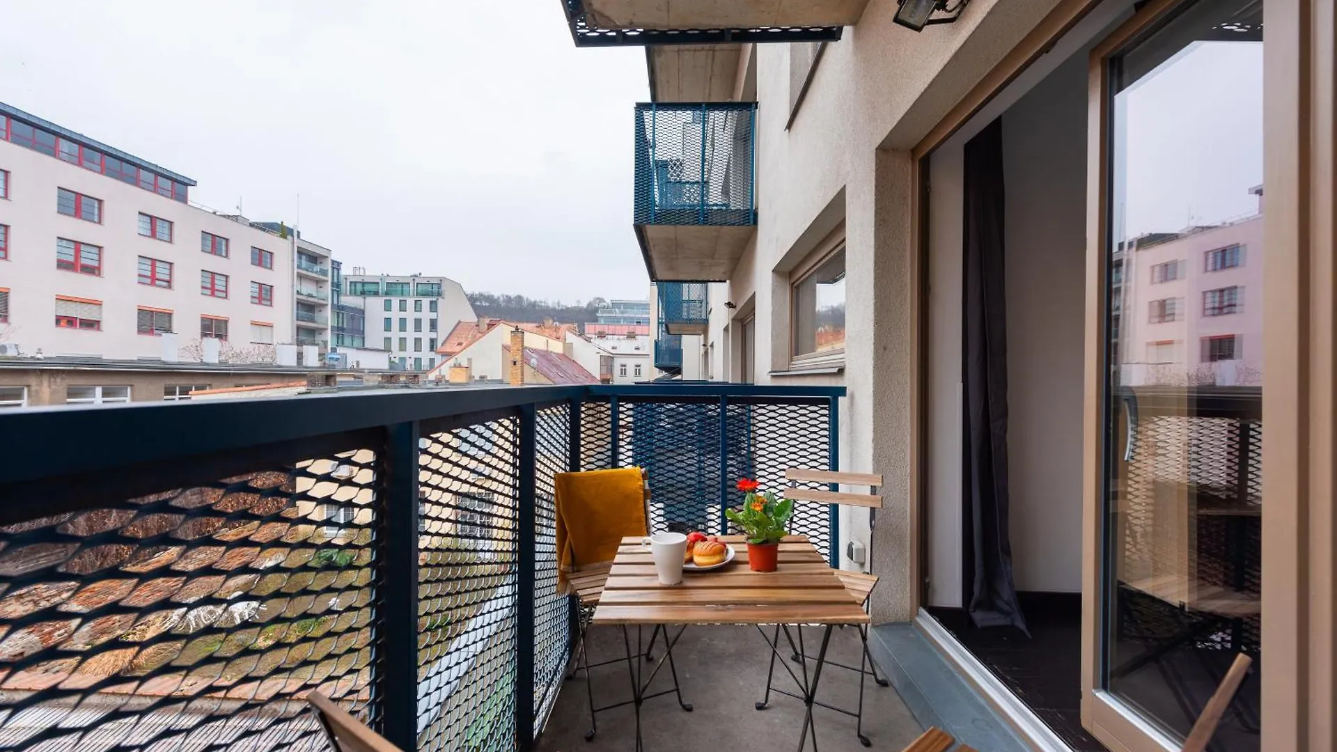 Deluxe Apartments With Balcony Near Center Prague