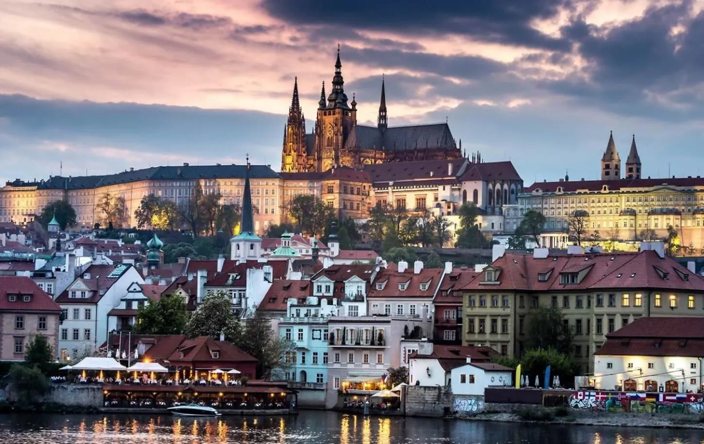 Deluxe Apartments With Balcony Near Center Prague