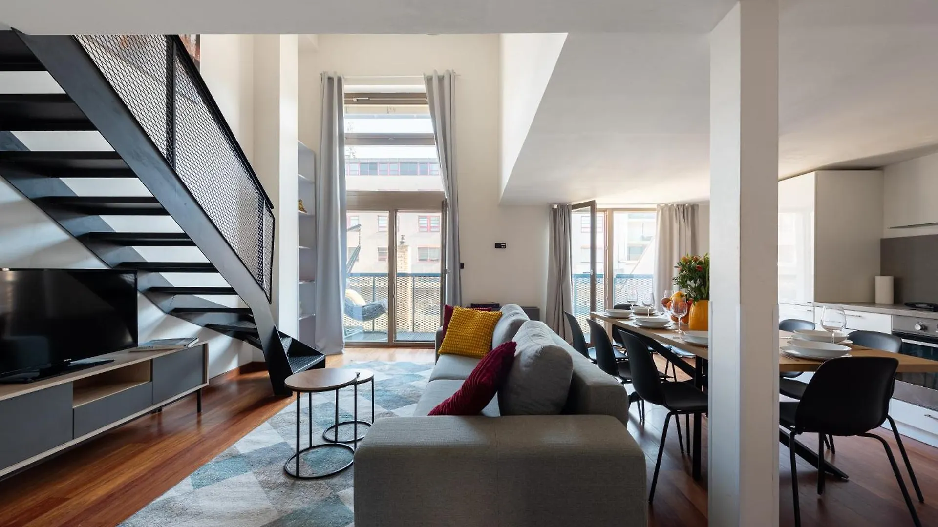 Deluxe Apartments With Balcony Near Center Prague