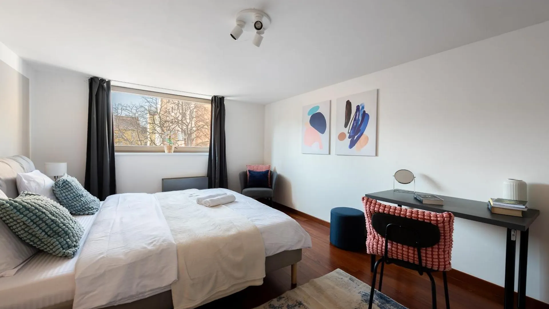 Deluxe Apartments With Balcony Near Center Prague