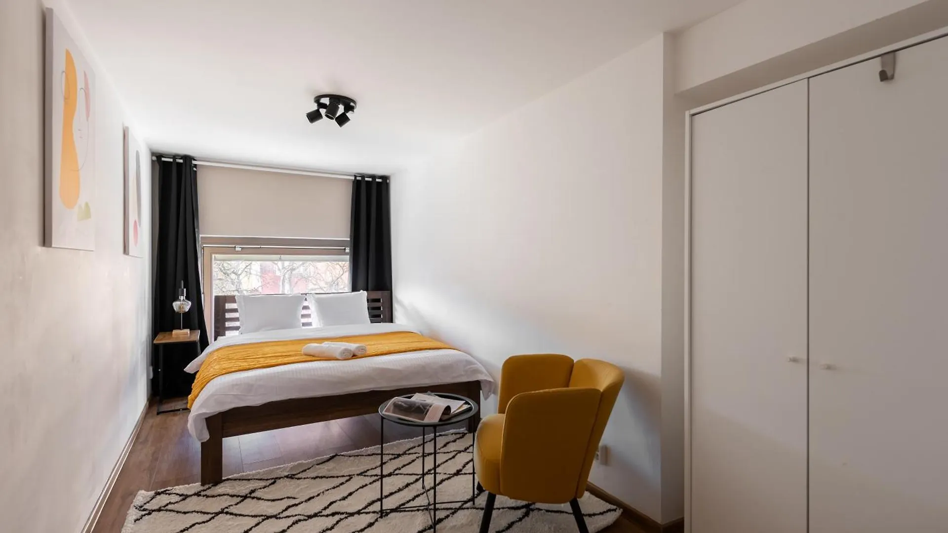 Deluxe Apartments With Balcony Near Center Prague