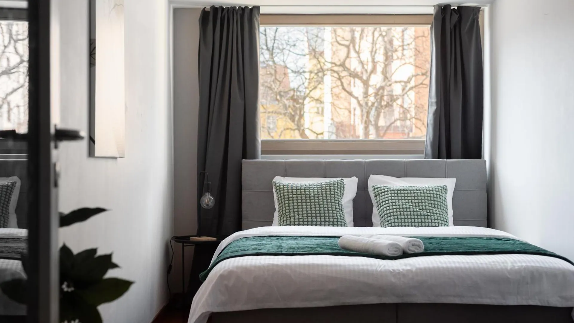 Deluxe Apartments With Balcony Near Center Prague