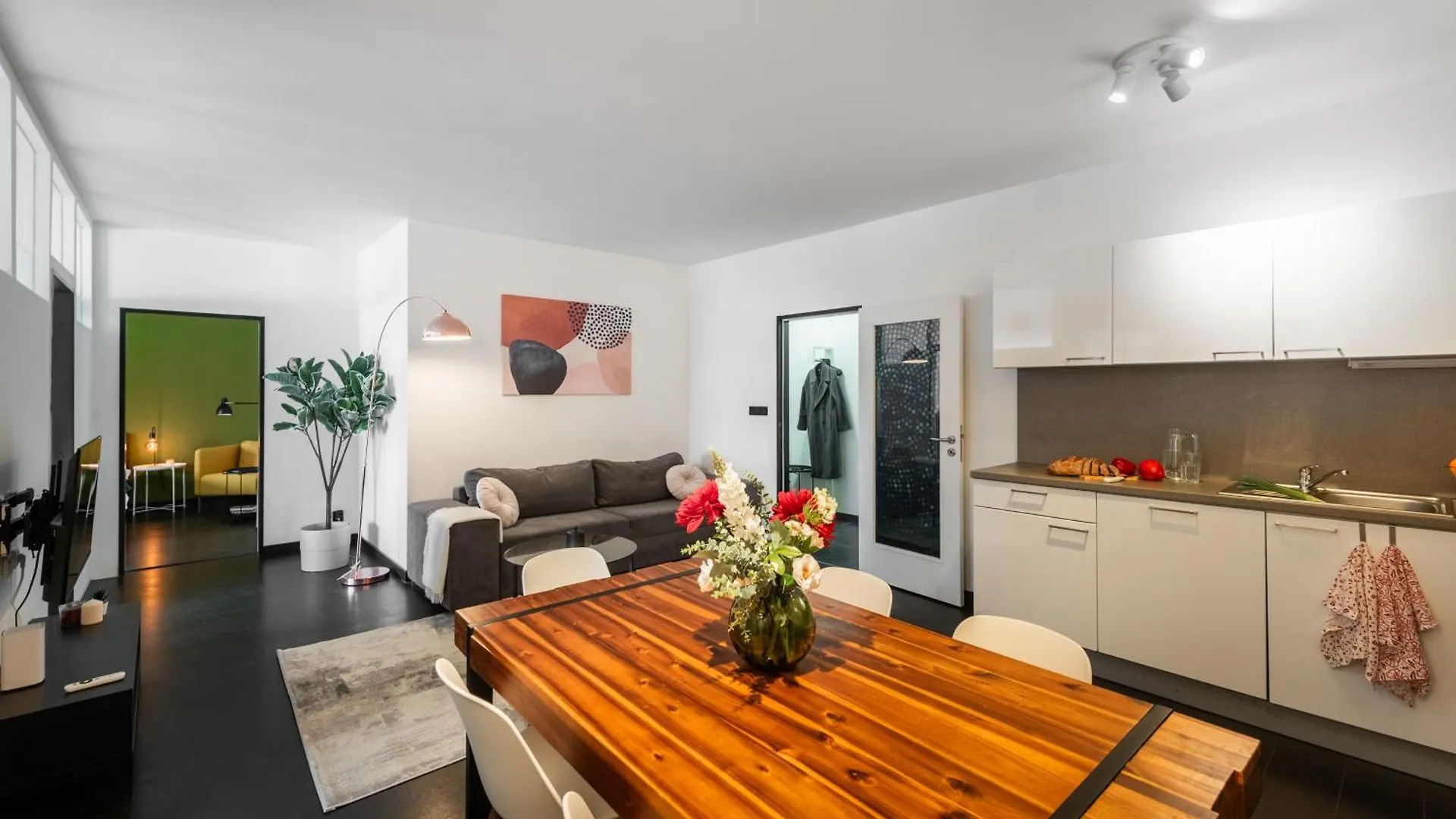 Deluxe Apartments With Balcony Near Center Prague