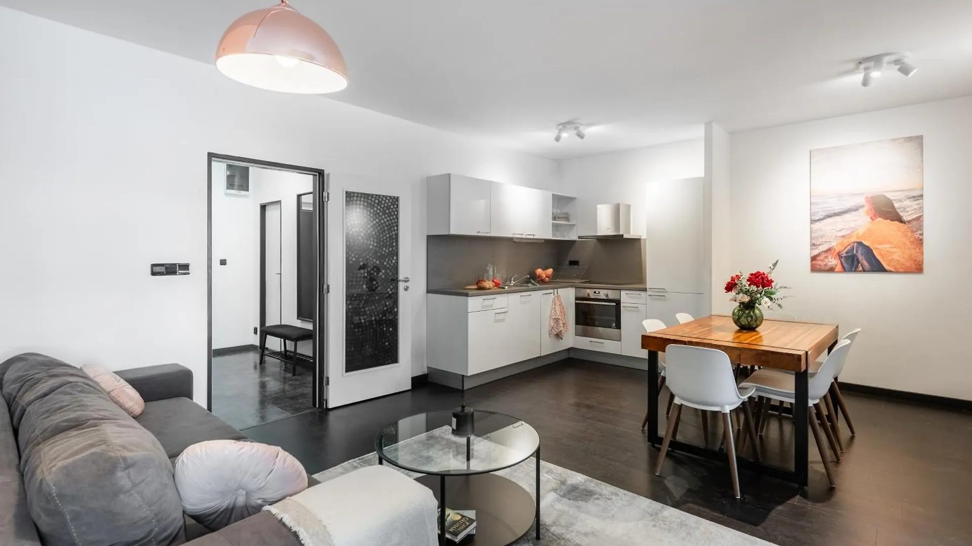 Deluxe Apartments With Balcony Near Center Prague