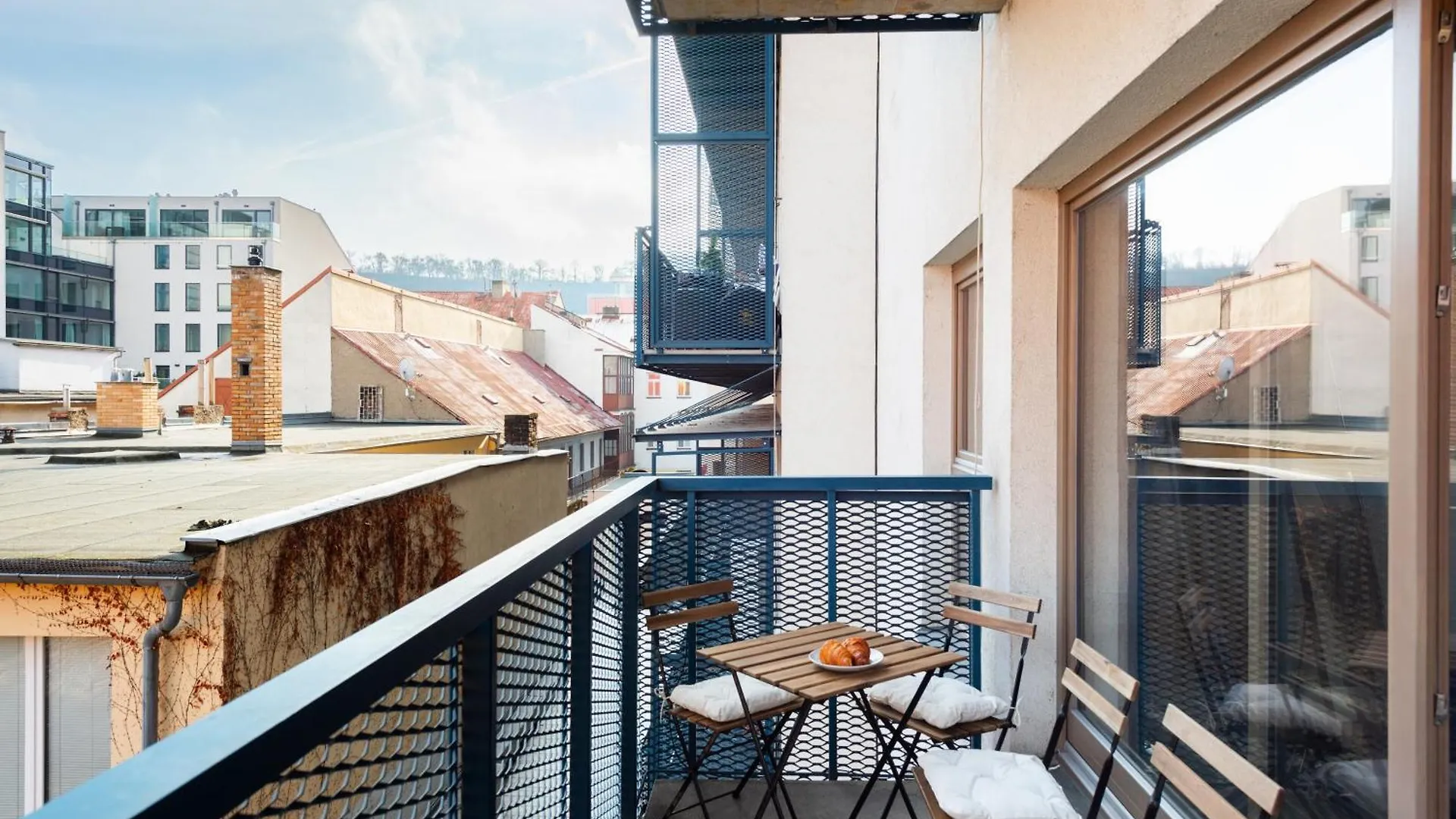 Deluxe Apartments With Balcony Near Center Prague