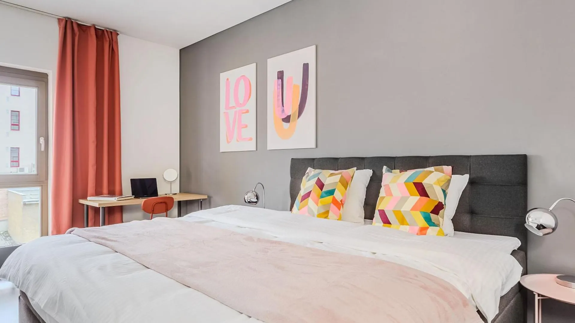 Deluxe Apartments With Balcony Near Center Prague