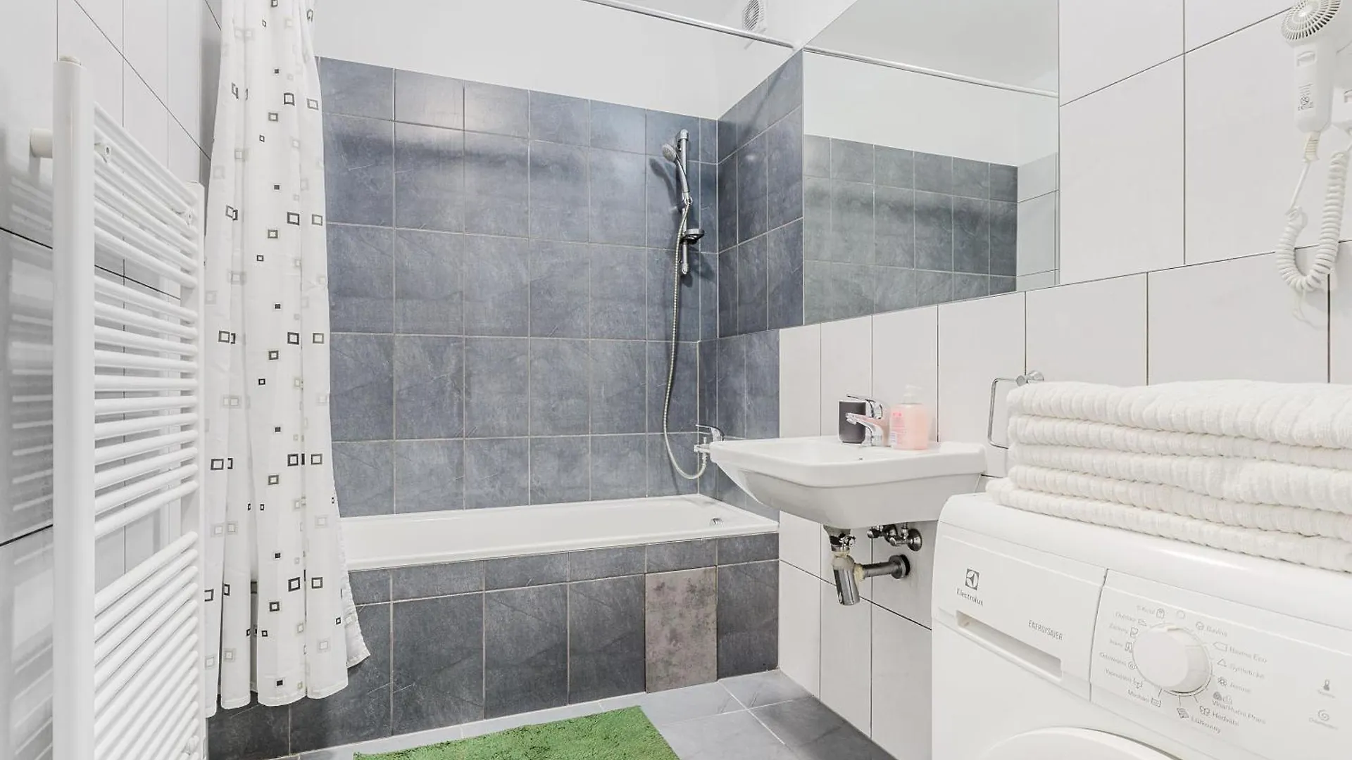 Deluxe Apartments With Balcony Near Center Prague