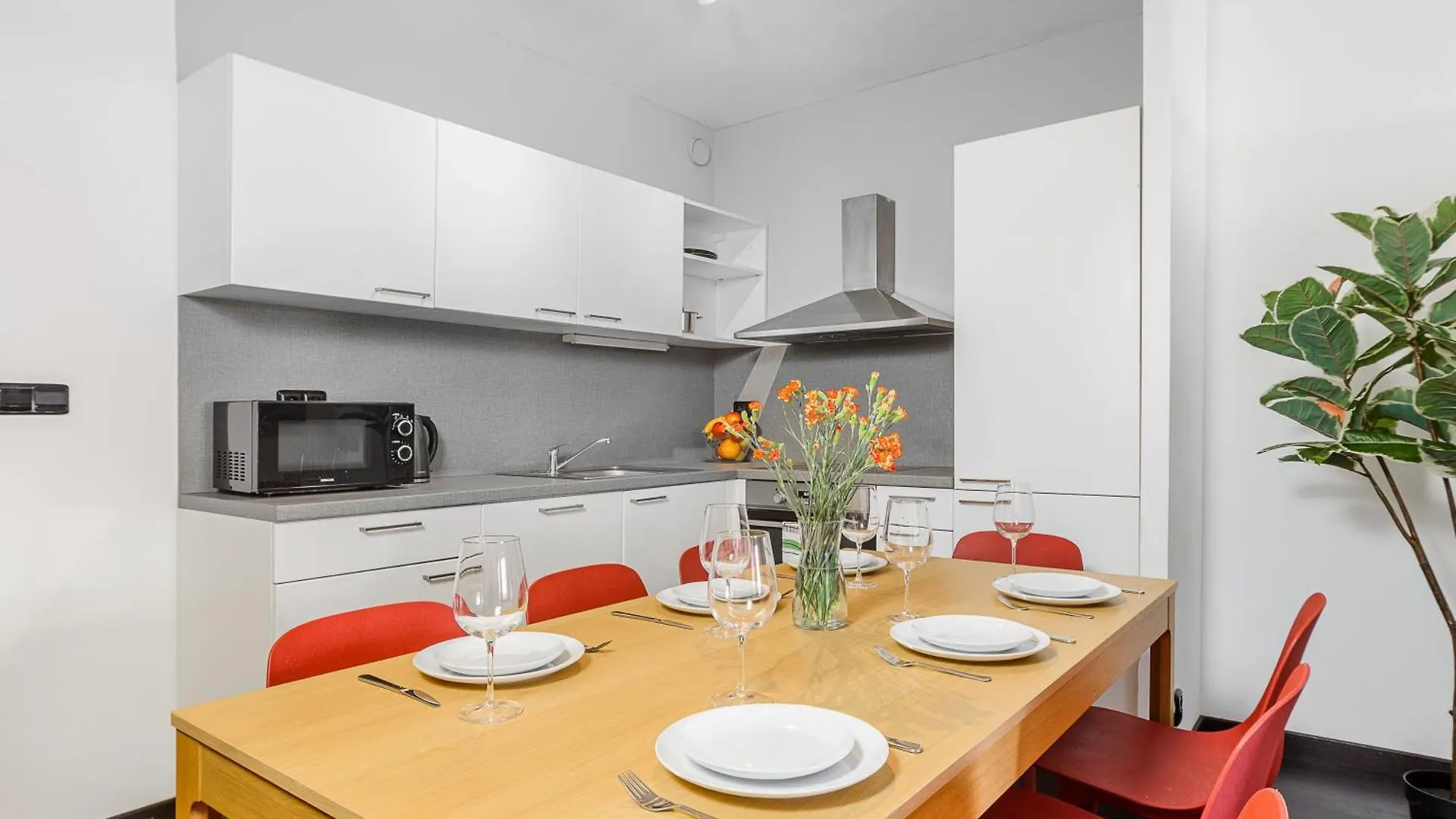 Deluxe Apartments With Balcony Near Center Prague