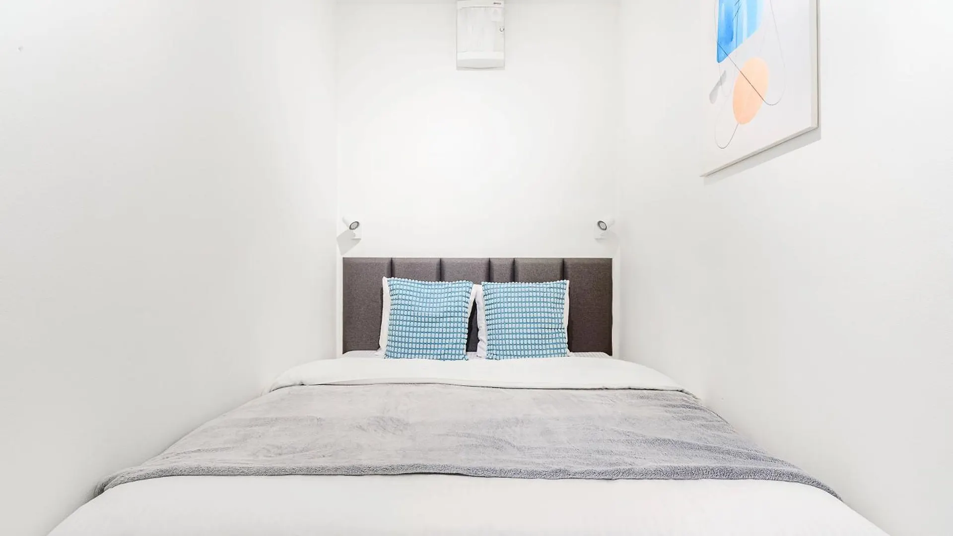 Deluxe Apartments With Balcony Near Center Prague