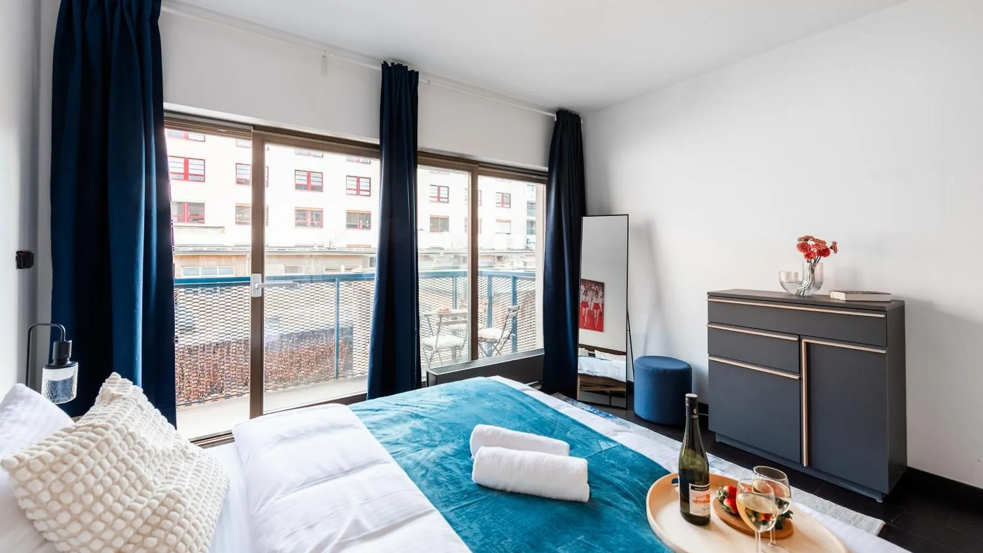 Deluxe Apartments With Balcony Near Center Prague