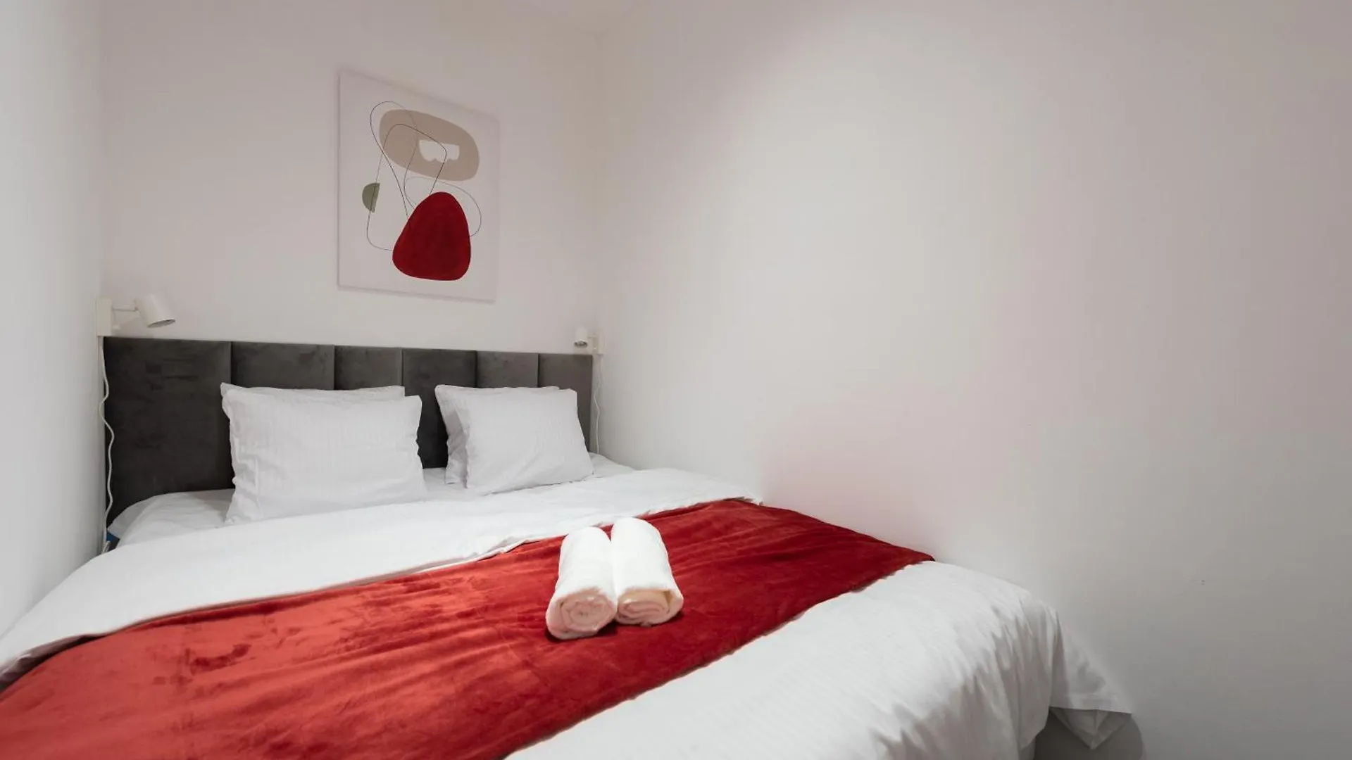 Deluxe Apartments With Balcony Near Center Prague